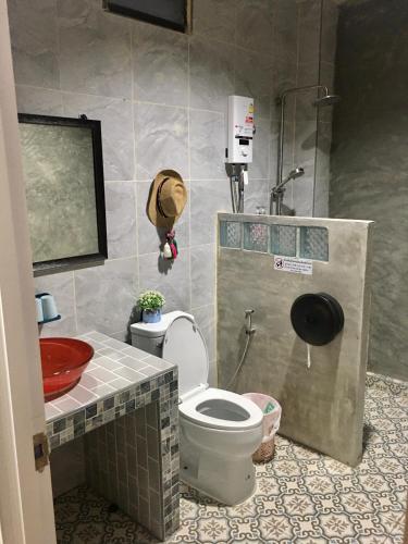 a bathroom with a toilet and a sink at Thai Guesthouse in Kanchanaburi City
