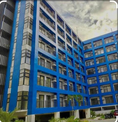 ダバオシティにあるAmani Grand Citygateの青のアパートメントビル
