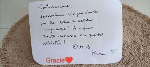 a handwritten note on top of a piece of paper at Alloggio turistico Il punto di vista in Tuscania