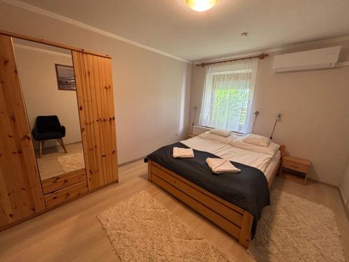 Ένα ή περισσότερα κρεβάτια σε δωμάτιο στο Nemere Apartmans