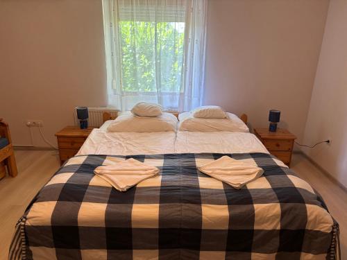 Ένα ή περισσότερα κρεβάτια σε δωμάτιο στο Nemere Apartmans