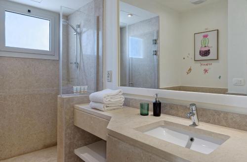 een badkamer met wastafel en douche bij VESTA - Gouna Residence in Hurghada