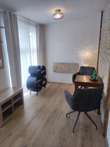 a living room with two chairs and a table at Ferienappartement 2 beim Strandbad in Reifnitz