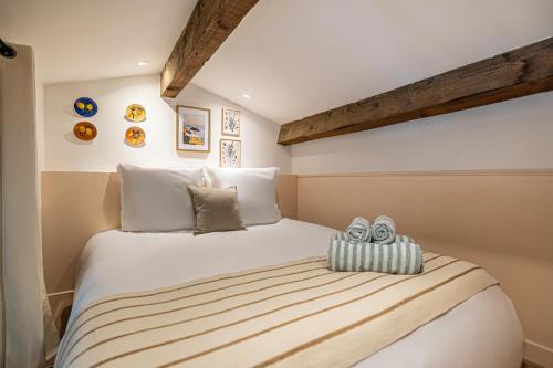 Exceptional location, 2BR right on Place Massena, Newly Renovated