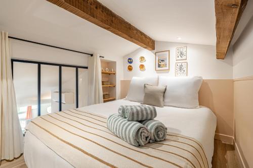 Ένα ή περισσότερα κρεβάτια σε δωμάτιο στο Exceptional location, 2BR right on Place Massena, Newly Renovated