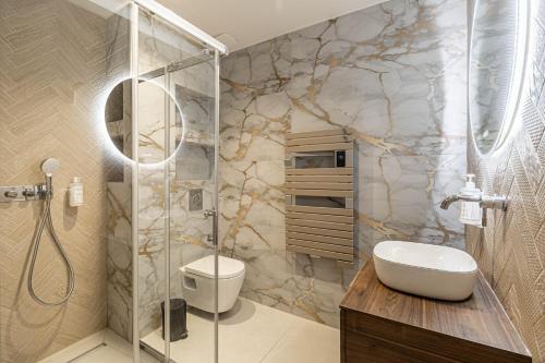 Ένα μπάνιο στο Exceptional location, 2BR right on Place Massena, Newly Renovated