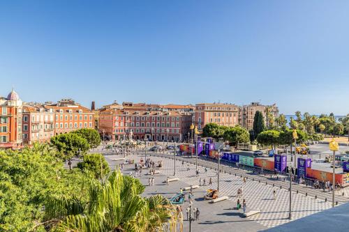 Exceptional location, 2BR right on Place Massena, Newly Renovated
