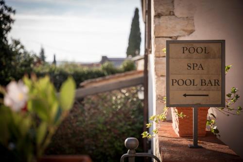 a sign that reads pool spa spa pool bar at Relais Vignale & Spa in Radda in Chianti