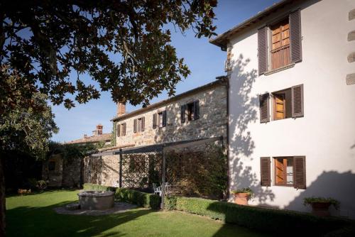 an external view of the house at Relais Vignale & Spa in Radda in Chianti