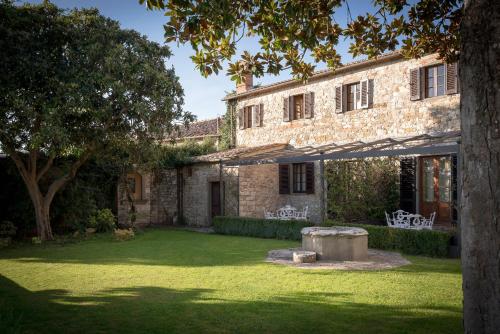 an external view of the house with a large yard at Relais Vignale & Spa in Radda in Chianti