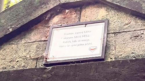 Certifikát, hodnocení, plakát nebo jiný dokument vystavený v ubytování Hobití domeček u lesa a studánky