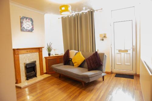 a living room with a couch and a fireplace at Mansfield House - Sleeps 10, Free Parking, WiFi - Weekly & Monthly Stay Deals! in Mansfield