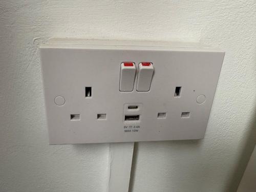 un interruttore di luce bianca su un muro di APlaceToStay Premium Central London apartment a Londra