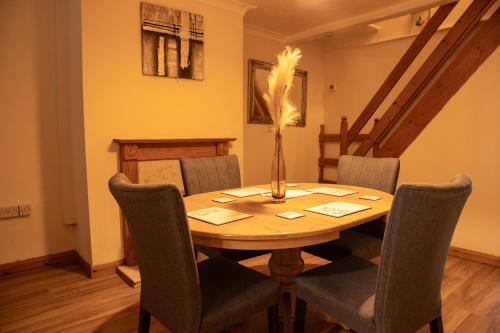 a dining room with a wooden table and chairs at Mansfield House - Sleeps 10, Free Parking, WiFi - Weekly & Monthly Stay Deals! in Mansfield