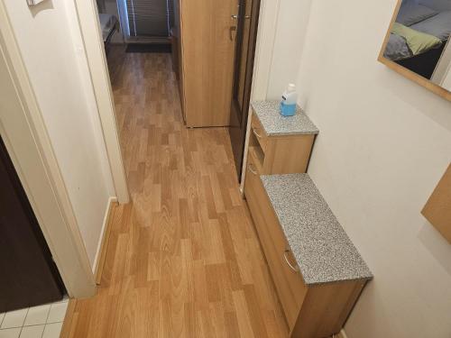 Habitación con pasillo y suelo de madera. en Single-Apartment Essen, en Essen