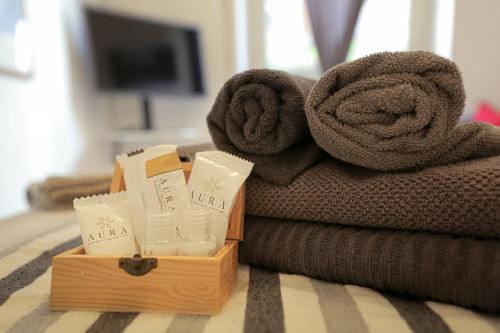 a wooden crate with towels on top of a couch at MaMa Rooms and Apartment in Rome