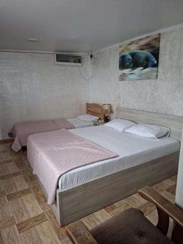 Una cama o camas en una habitación de White House Chakvi