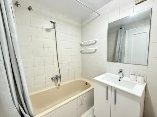 Poseidon Sea Views & Pool Apartment