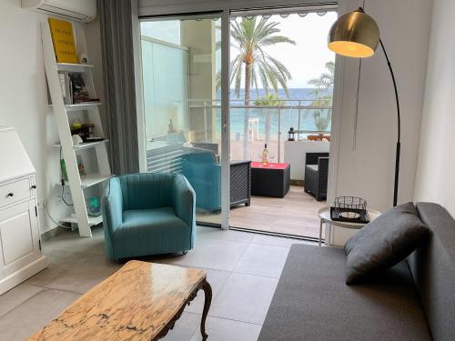 La Prom 2 - a two bedroom apartment with a sea view