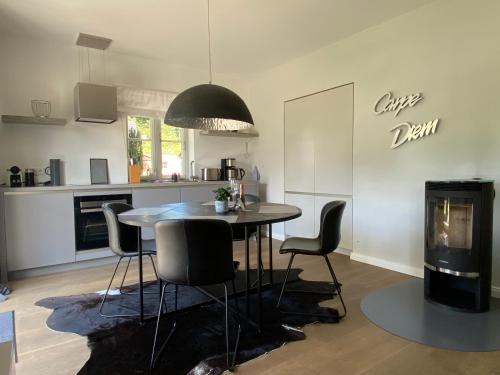 Dapur atau dapur kecil di Ferienhaus " Sealounge " an der Ostsee, Sauna, Strandkorb, free W-LAN - SEASIDE -