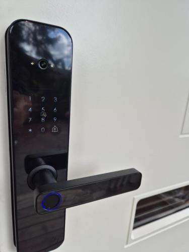 a door handle of a car with a window at Trines Hjerterom in Steinkjer