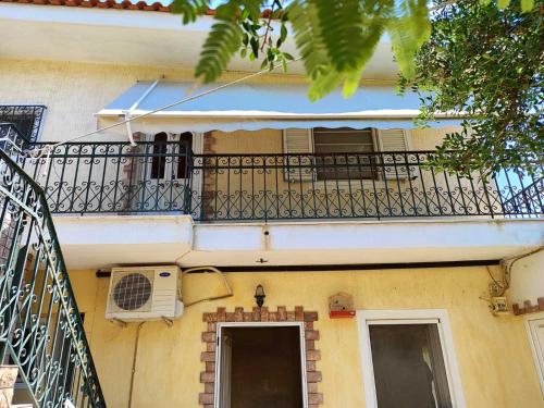 a balcony on the side of a building at Το μπαλκόνι της Ερέτριας in Eretria
