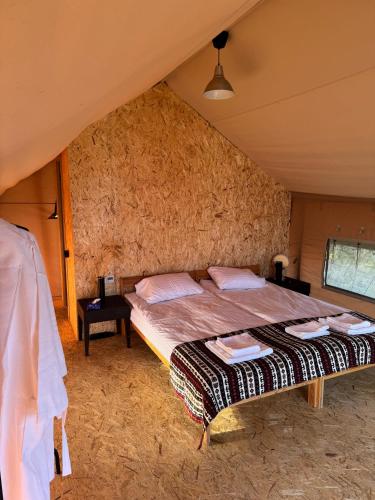 una camera da letto con un letto in una stanza di Yagoda Moya a Khot