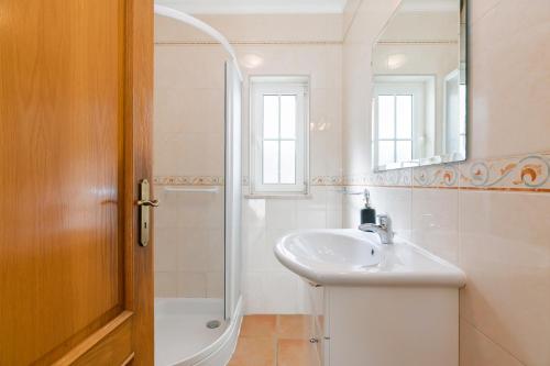 Vila Rolas - Beautiful 5 bed villa with pool and aircon 3 min to Luz beach