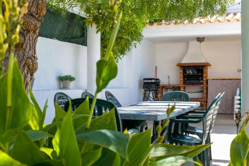 Vila Rolas - Beautiful 5 bed villa with pool and aircon 3 min to Luz beach
