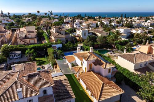 Vila Rolas - Beautiful 5 bed villa with pool and aircon 3 min to Luz beach