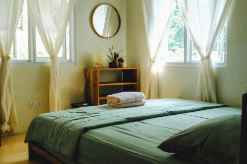Ένα ή περισσότερα κρεβάτια σε δωμάτιο στο Villa Teras Makati 4BR near Curug Nangka