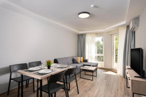 Μια τηλεόραση ή/και κέντρο ψυχαγωγίας στο Costa Azzurra Apartments