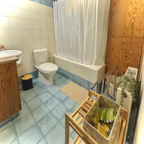 a bathroom with a toilet and a tub and a sink at Stou Stefani in Agros