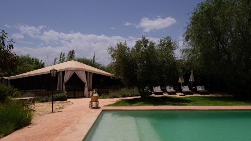a tent and a swimming pool in a yard at Asnouss in Marrakech