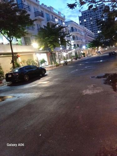 a black car parked on the side of a street at MOTEL Đồng Khởi in Giồng Tú Ðiền