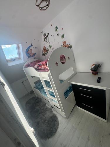 een kinderkamer met een stapelbed en een bureau bij Dream House Porumbacu in Porumbacu de Jos