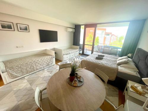TV a/nebo společenská místnost v ubytování BL LAKESIDE APARTMAN