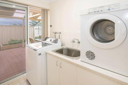 Η κουζίνα ή μικρή κουζίνα στο Mainsail Views