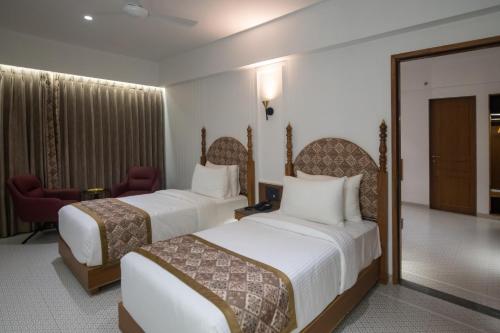 Postel nebo postele na pokoji v ubytování Haldi Kumkum Resort