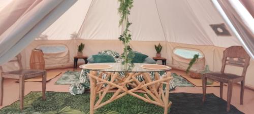 Ruang duduk di glamping de keroman