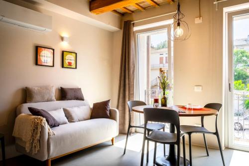 ポルト・サンテルピーディオにあるChic Suite Wi-Fi and Climateのソファとテーブルのあるリビングルーム