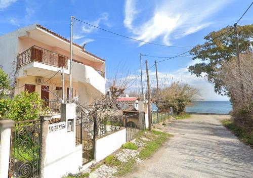 Fotografie z fotogalerie ubytování Antonia's Apartments-Traditional house next to the beach v destinaci Valimítika