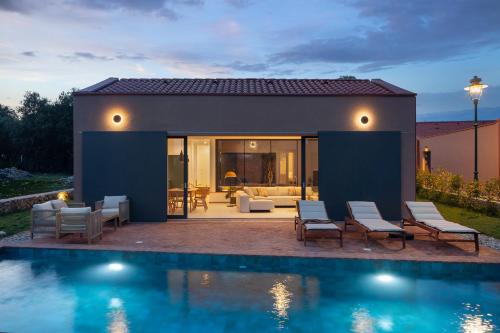 ロヴィニにあるCasa Mariaのプール付きの家