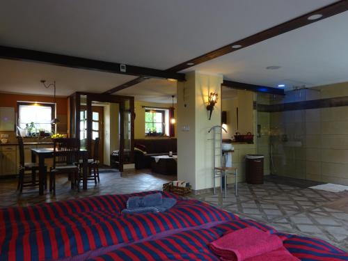 a room with a bed and a living room and a kitchen at Auszeit Posthausen in Machern
