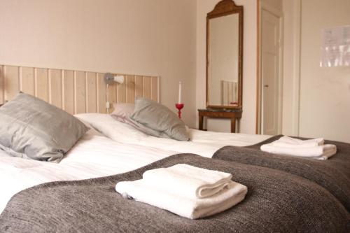 a bedroom with two towels on a bed at Solsta Towers in Asarum