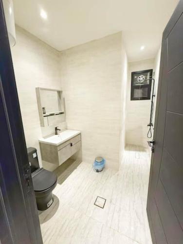 Ένα μπάνιο στο 2 Bedrooms Apartment with private balcony-26B