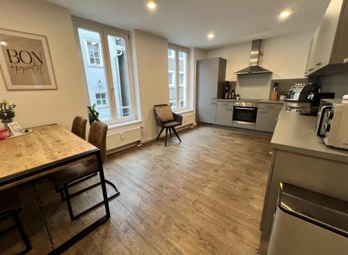 eine große Küche mit Tisch und Stühlen in der Unterkunft ROSIS HOME Geräumige Citywohnung im Herzen Schorndorfs - Ideal für Gruppen und Familen in Schorndorf