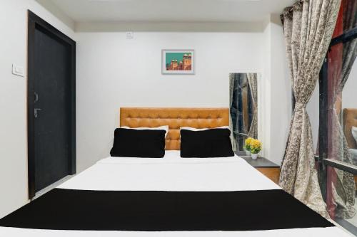 En eller flere senge i et værelse på Hotel O by OYO Aayaansh