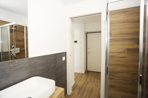 Casa BEA 2 في كاستوني ديلا بريسولانا: غرفة نوم بسرير أبيض ومرآة