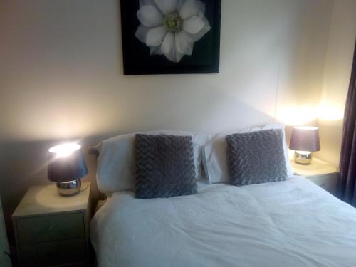 Postel nebo postele na pokoji v ubytování Cosy Cornish Family Getaway